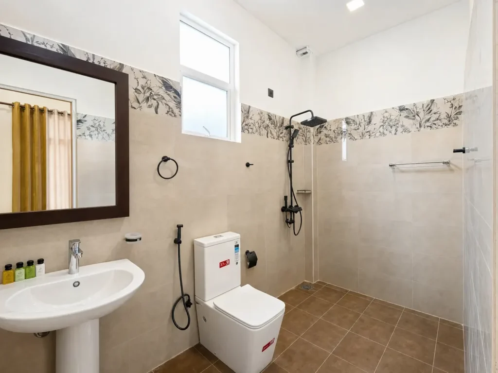 Double-room bathroom with basin, toilet and shower