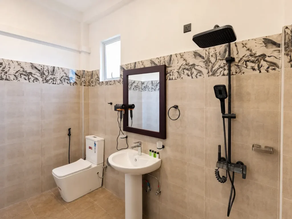 Triple-room bathroom with basin, toilet and shower